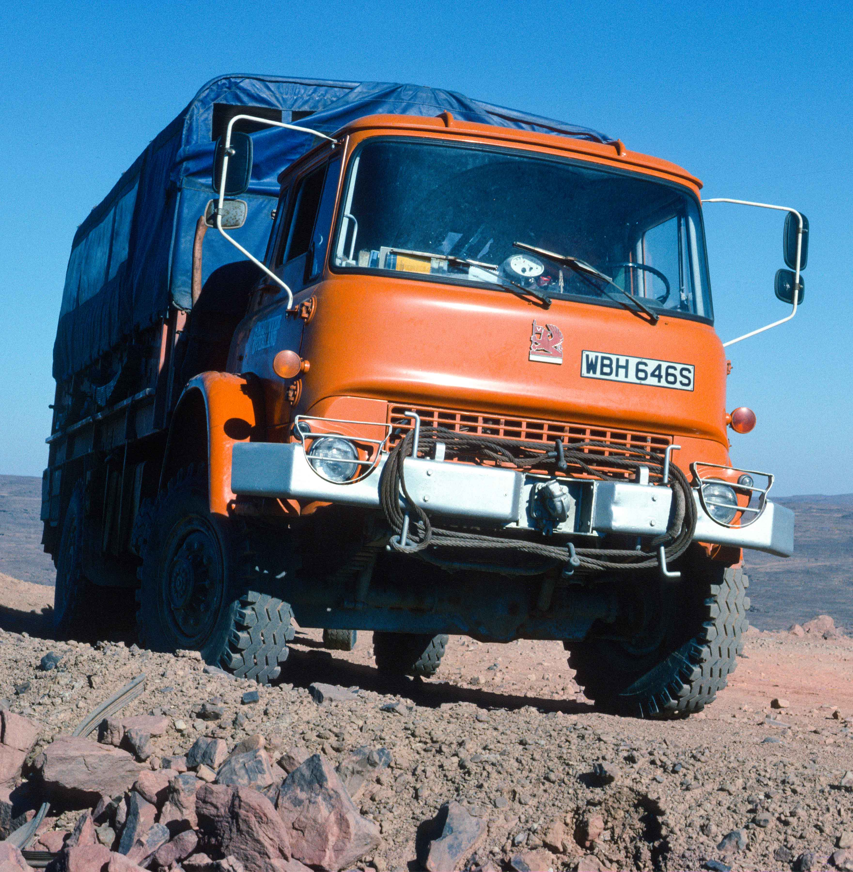 EO_Truck_on_dirt_road_in_Sahara_1M.jpg