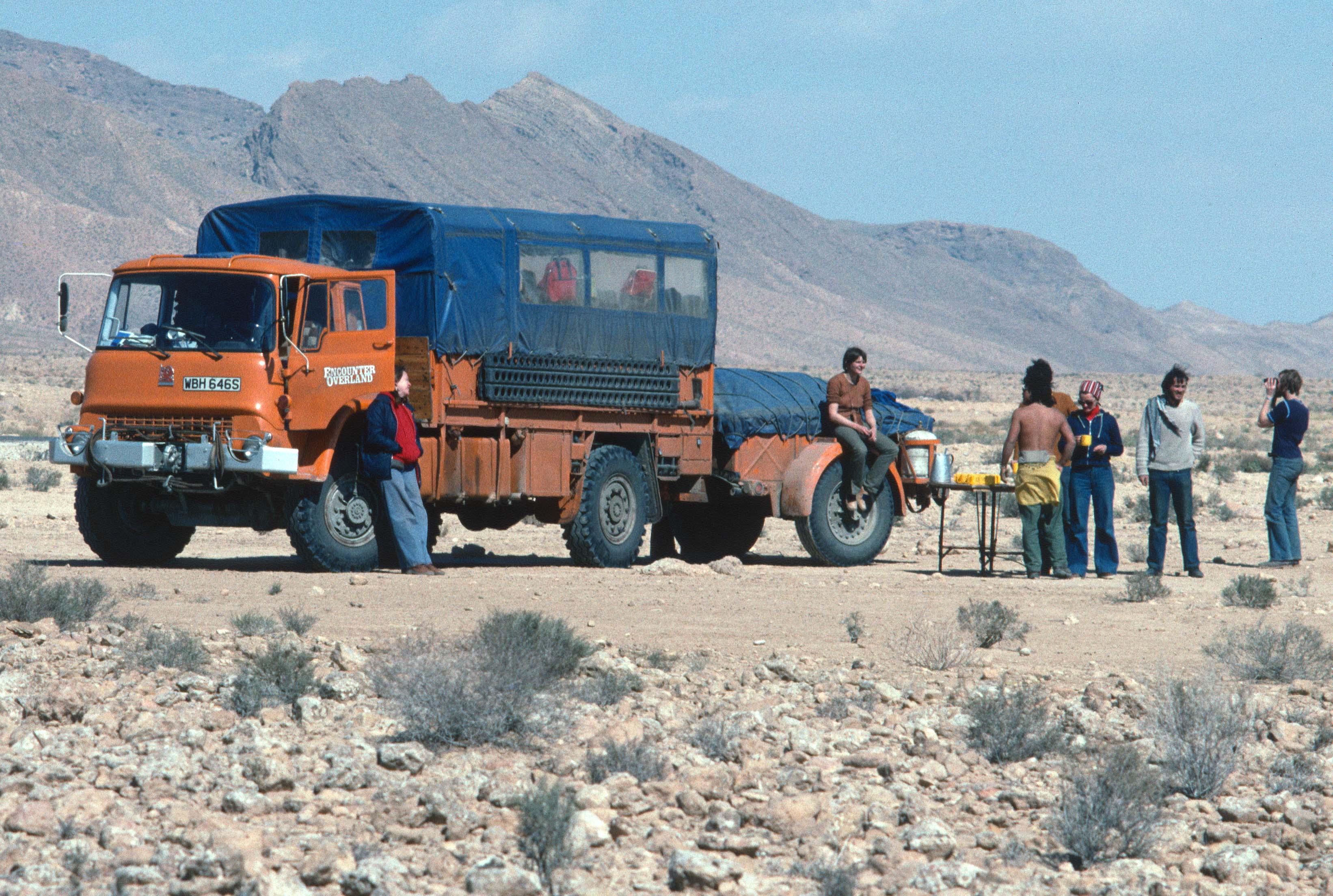 Encounter Overland truck in the Sahara with the EMs preparing for lunch