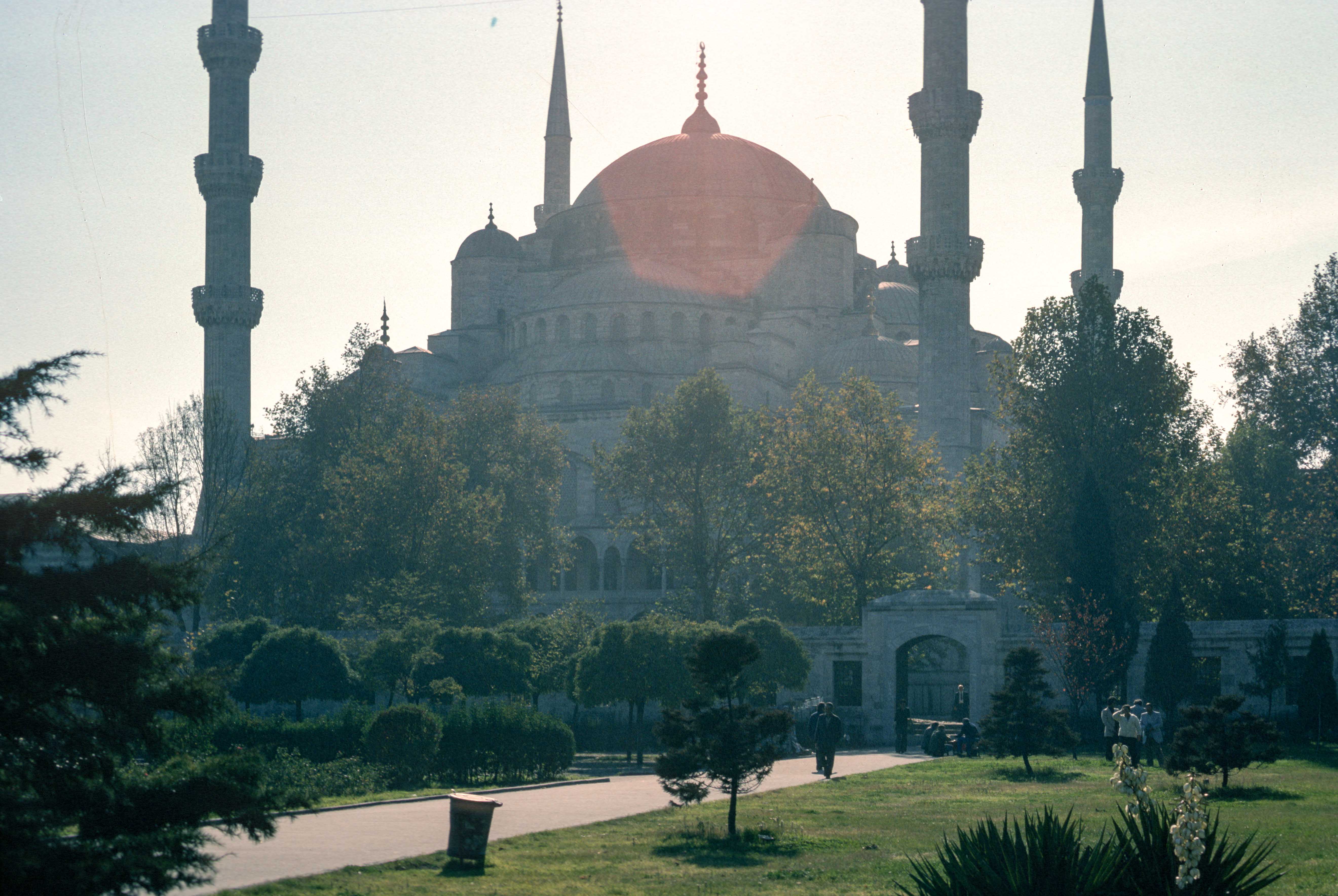 The_Blue_Mosque_Istanbul_into_the_sun_1m.jpg