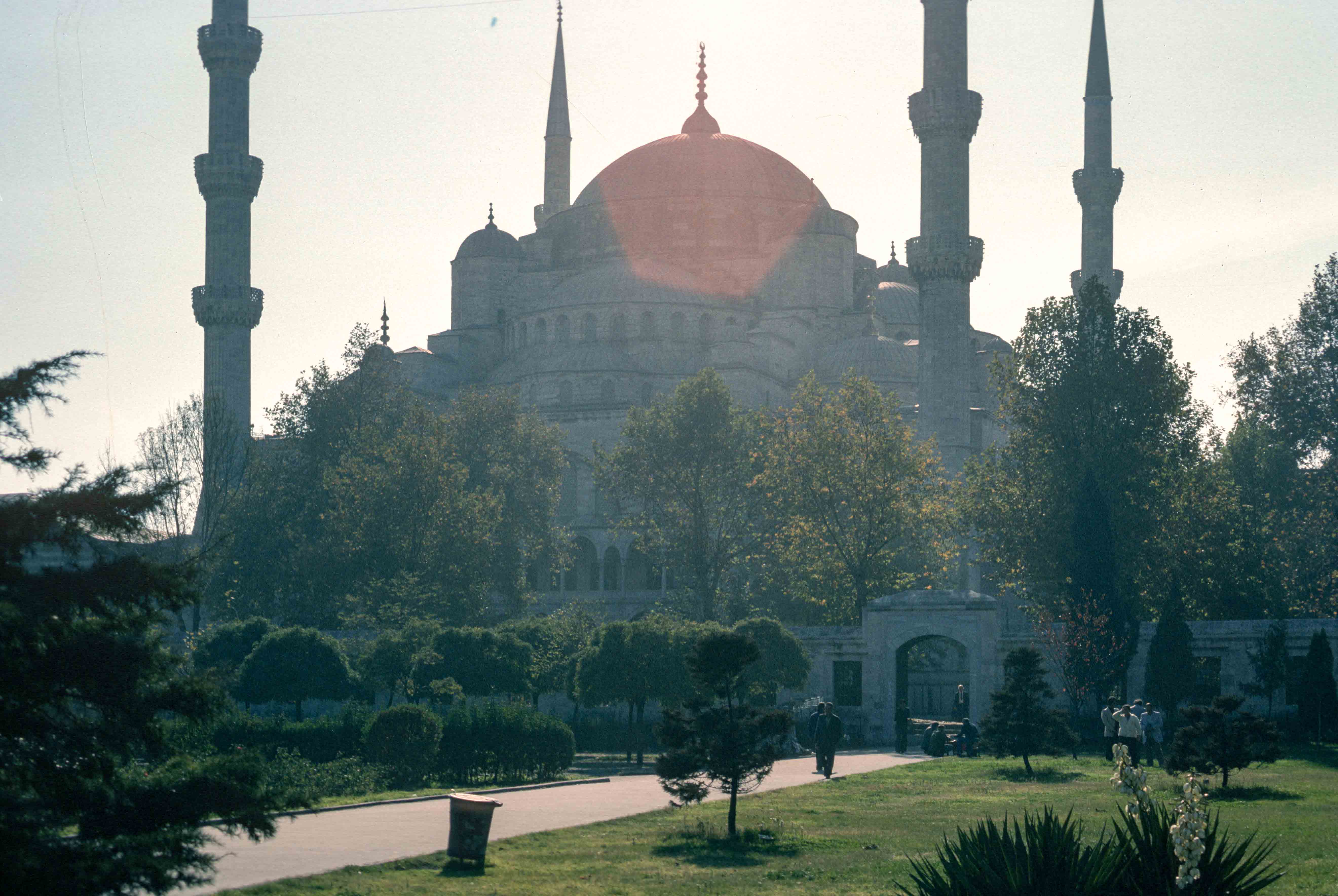 The_Blue_Mosque_Istanbul_into_the_sun_500.jpg