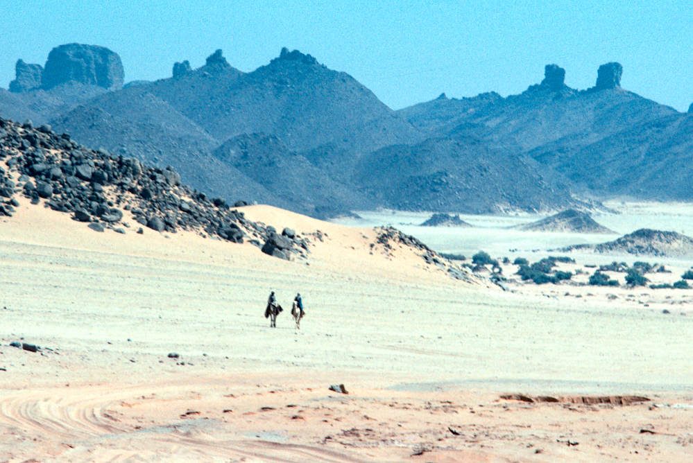 Two_riders_on_camels_approach_L.jpg